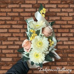 Kytice gerbera a růže . béžová