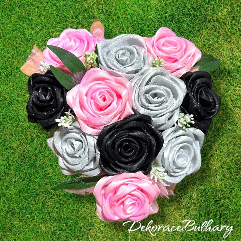 Saténový flowerbox Srdce Daniela - 11 růží