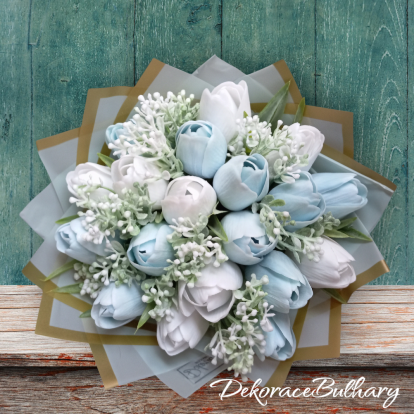 Tulip bouquet with berries