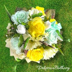 Pěnový flowerbox Emilie -  7 růží + třpytky